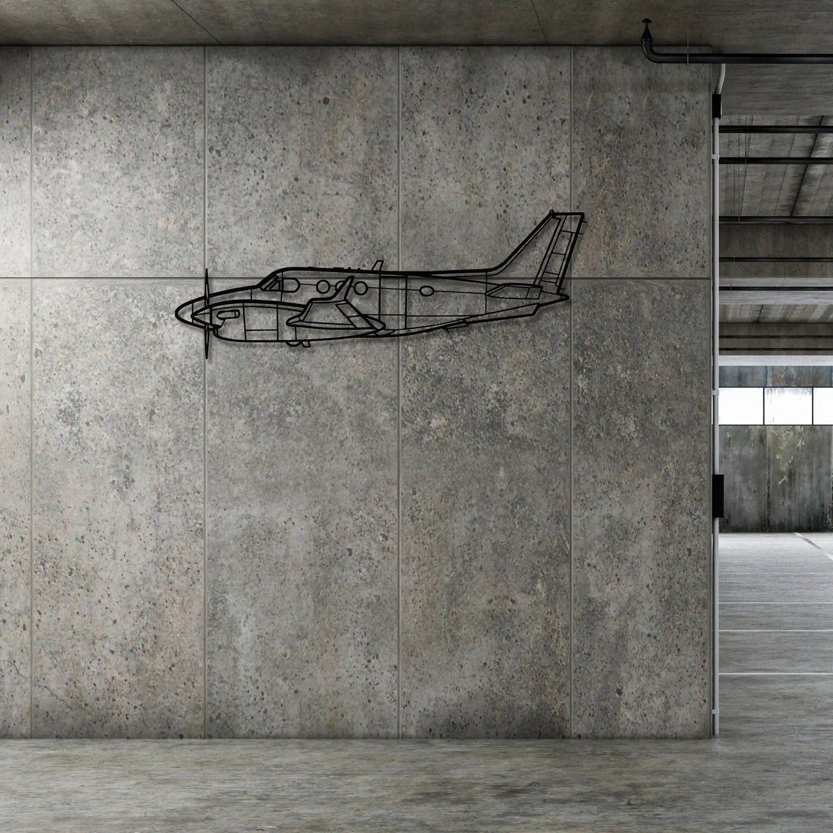 Beechcraft King Air C90GTX - Metalowa dekoracja ścienna - prezentacja w nowoczesnej sypialni