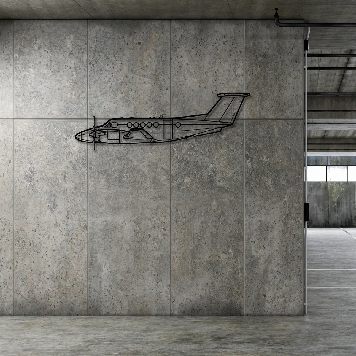 Beechcraft Super King Air B200 - Metalowa dekoracja ścienna - prezentacja w nowoczesnej sypialni