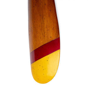 Kompaktowe śmigło dekoracyjne z drewna w kolorystyce Red & Gold (70 cm). Subtelny lotniczy akcent ze złotymi i czerwonymi detalami, świetnie sprawdzający się jako mniejsza ozdoba ścienna.