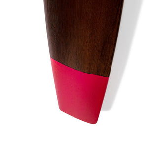 Eleganckie, mahoniowe śmigło dekoracyjne WWI Wood Propeller o długości 120 cm. Klasyczna, lotnicza replika o głębokim odcieniu drewna, stworzona z myślą o aranżacjach biznesowych i wnętrzach premium.