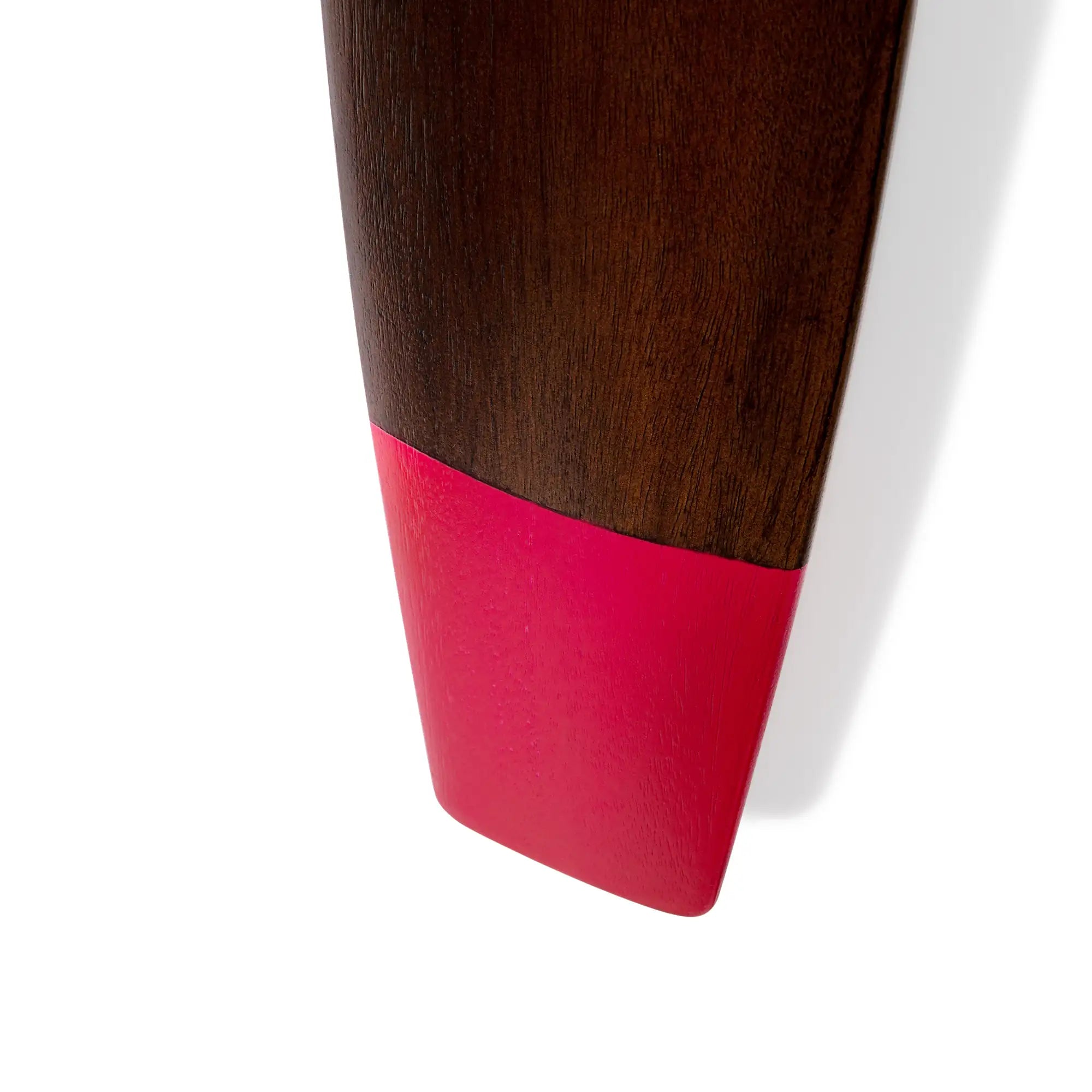 Eleganckie, mahoniowe śmigło dekoracyjne WWI Wood Propeller o długości 120 cm. Klasyczna, lotnicza replika o głębokim odcieniu drewna, stworzona z myślą o aranżacjach biznesowych i wnętrzach premium.